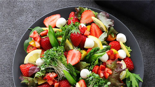 Leichter Spargelsalat mit Erdbeeren & Basilikum